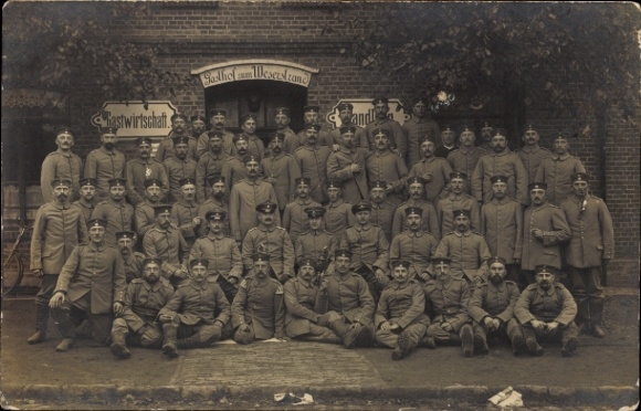 Foto Ak Bremerhaven, Gastwirtschaft zum Weserstrand, Soldaten, Gruppenbild