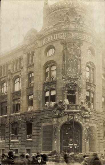 Foto Ak Straßenkämpfe Berlin, Tageblatt Gebäude