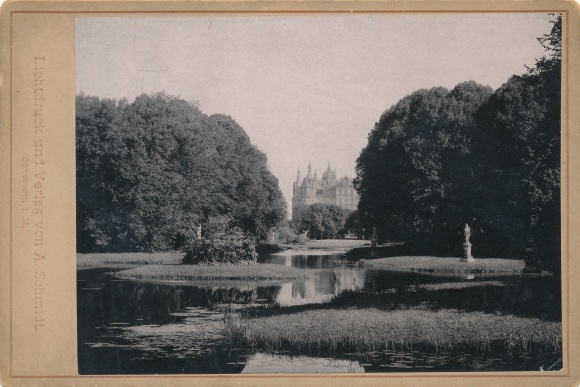 Cabinet photo Schwerin, Schwerin Castle seen from the water