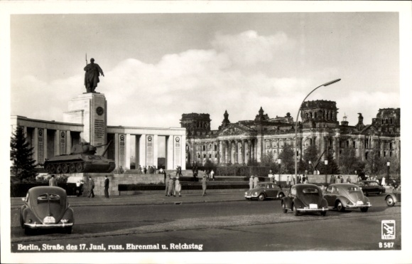 Postcard Berlin Tiergarten, Straße des 17. Juni, Russian Memorial, Reichstag Building, VW Beetle