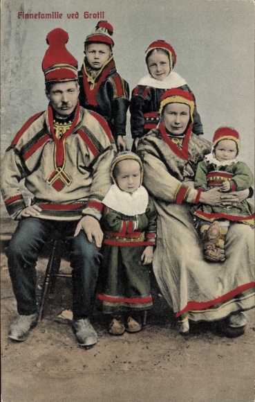 Postcard Finnefamille ved Grotli, folk costumes