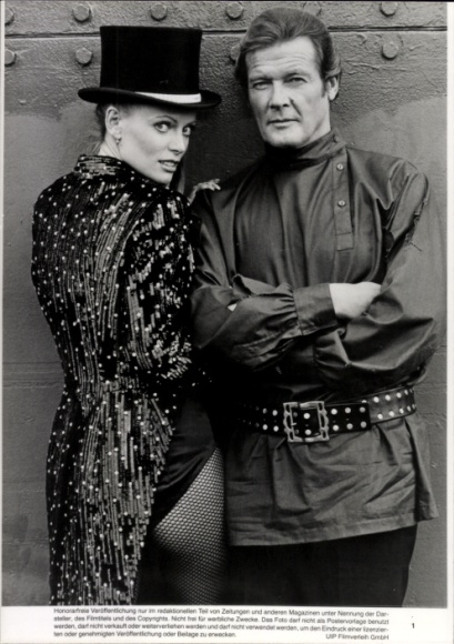 Foto Filmszene James Bond 007 - Octopussy, GB 1983, Szene mit Krystina Wayborn und Roger Moore