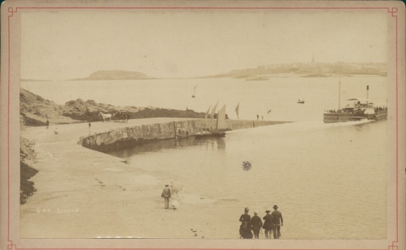 Kabinettfoto Dinard Ille et Vilaine, Arrival of the ferry from St. Malo, Cale de Dinard, view of St. Malo