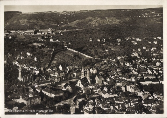 Ak Esslingen am Neckar, Luftaufnahme von  Gebäude und Landschaft sichtbar