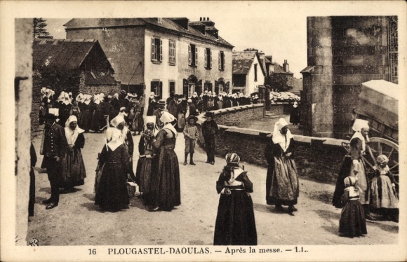 Postcard Plougastel Daoulas Finistère, after the mass, locals in traditional costume