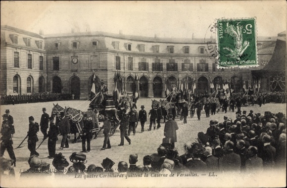 Postcard Versailles Yvelines, The four hearses leave the Barracks