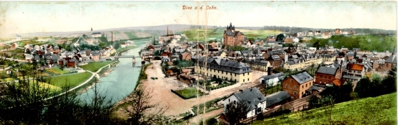 Ak Diez an der Lahn, Stadtansicht von  Fluss, Häuser, umliegende Natur, historische Gebäude