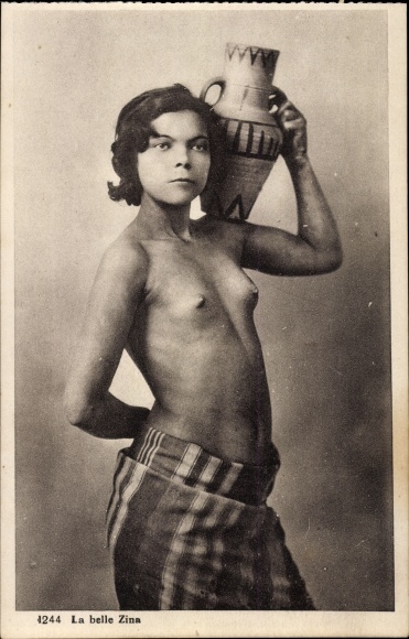 Postcard La belle Zina, Young Moorish, Junge Maurin, Barbusig, portrait