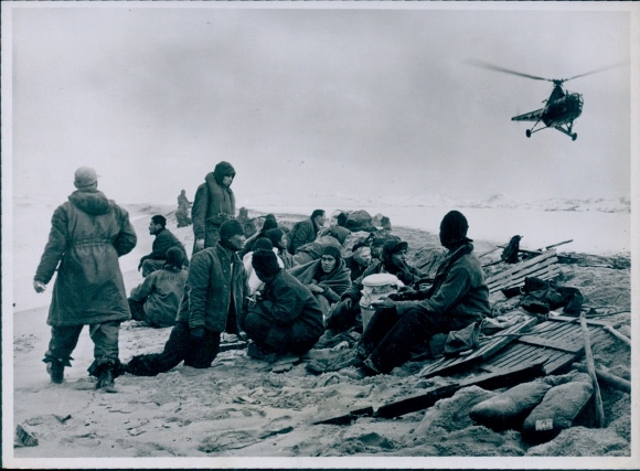 Photo American helicopter, American Navy, people on the beach