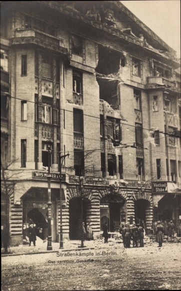 Foto Ak Berlin Mitte, Straßenkämpfe, Das zerstörte Gebäude