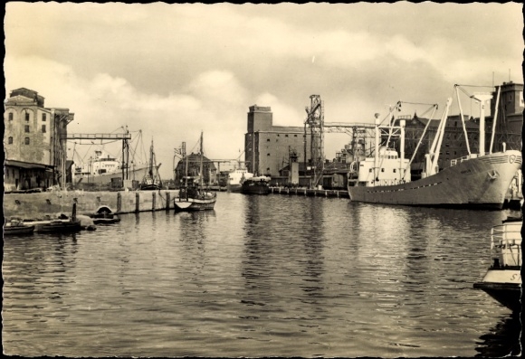 Hanzeatyckie miasto Wismar, widok na port ze statkami, obiektami portowymi, wodą i chmurami
