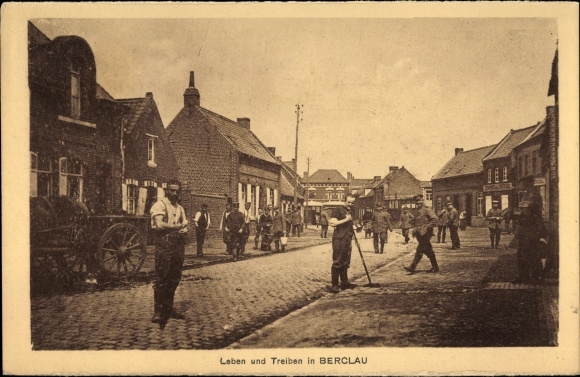 Postcard Berclau Pas de Calais, life and hustle and bustle in town, soldiers, street sweepers