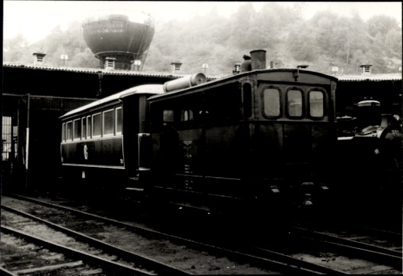 Photo: Deutsche Eisenbahn, locomotive 102 in front of a locomotive shed, 10653, 2.9.1973