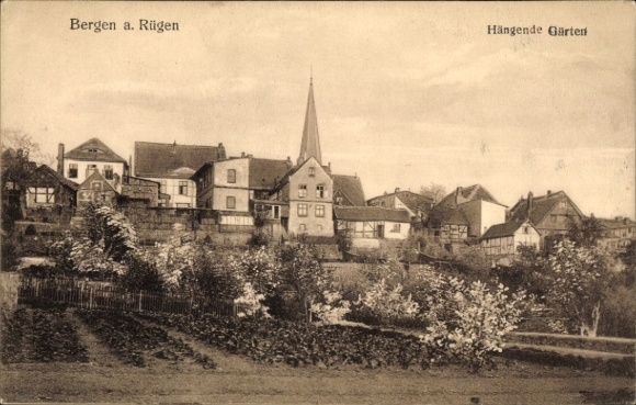 Ak Bergen auf der Insel Rügen, Bergen a. Rügen, Hängende Gärten, Häuseransicht