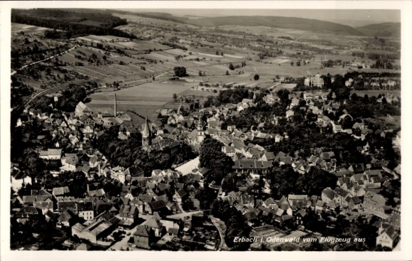 Ak Erbach im Odenwald Hessen, Luftaufnahme von Erbach, zahlreiche Häuser, Landschaft, Kirche