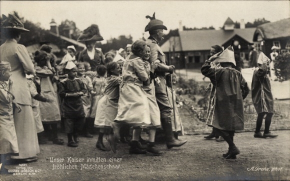 Ak Kaiser Wilhelm II inmitten fröhlicher Mädchenschar, Besuch Kaiser Wilhelm Kinderheim Ahlbeck