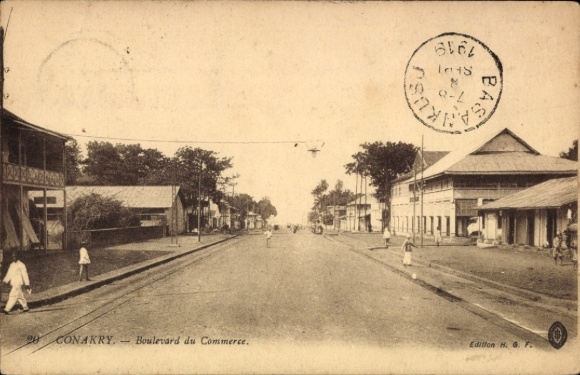 Ak Conakry Guinea, Boulevard du Commerce, straatbeeld, gebouwen, mensen