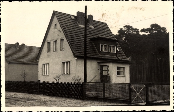 zdjęcie KP Klein Mühlingen Bördeland Salzlandkreis, widok na budynek mieszkalny na skraju lasu, ogród