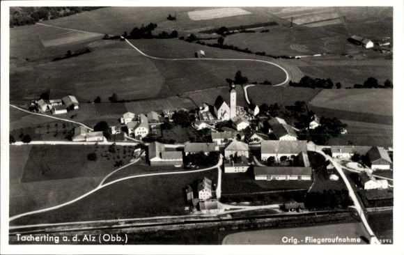 Ak Tacherting in Oberbayern, Luftaufnahme von Tacherting, ländliche Umgebung,  Architektur