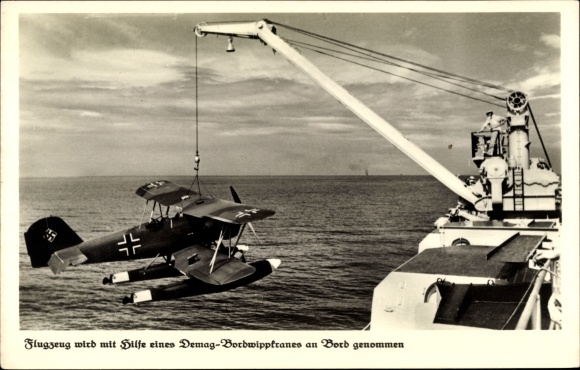 Postcard Heinkel He 60c fighter aircraft is taken on board, Demag on-board luffing crane, Luftwaffe, Kriegsmarine