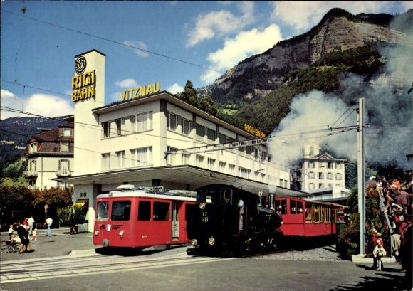 Ak Vitznau Kanton Luzern, Rigi-Bahn,  rote und grüne Schienenfahrzeuge, Berge im Hintergrund