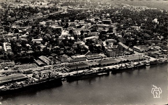 Ak Douala Duala Kamerun, Luftaufnahme von  Hafen, Quartier Bonanjo, Schiffe am Ufer