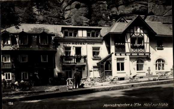 Foto Ak Hřensko Herrnskretschen Elbe Reg. Aussig, Hotel zur Mühle aus Straßensicht