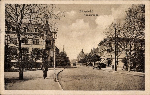 KP Bitterfeld w Saksonii-Anhalt, Kaiserstraße, architektura, widok na ulicę