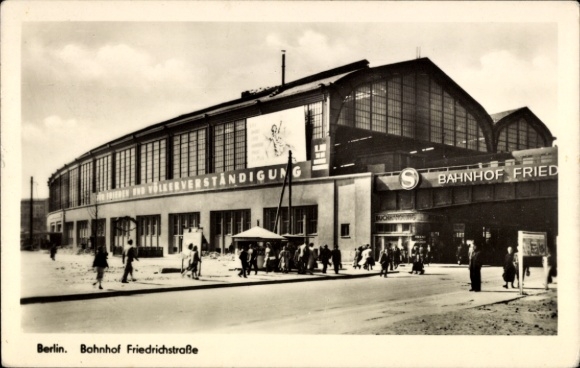 Ak Berlin Mitte, station Friedrichstraße, spandoek voor vrede en internationaal begrip