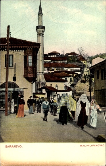 KP Sarajevo, Bośnia i Hercegowina, Mali-Alifakovac, minaret, ludzie w tradycyjnych strojach...