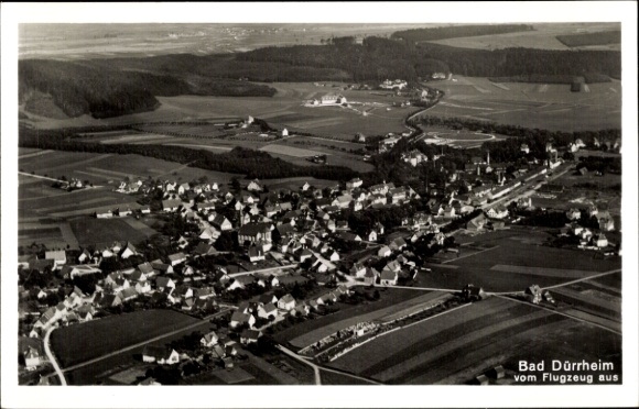 Ak Bad Dürrheim im Schwarzwald, Luftaufnahme, Häuser, Felder, Wald, Flugzeugperspektive