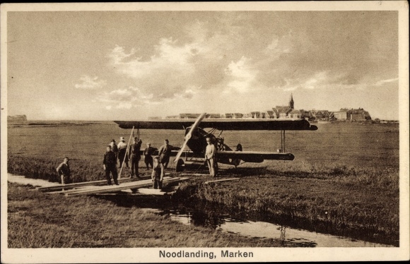 Postcard Marken Nordholland, Noodlanding, Emergency landing on a meadow