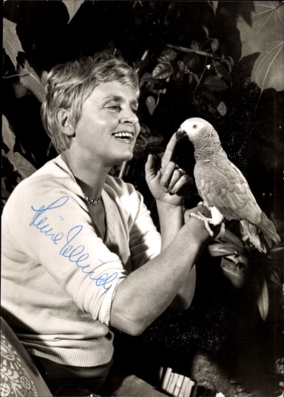 Postcard actress Luise Ullrich, portrait with parrot, autograph