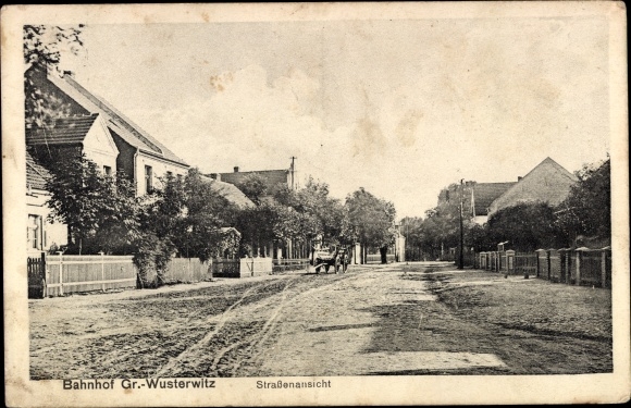 Ak Groß Wusterwitz in Brandenburg, Straßenansicht und Gebäude, Partie am Bahnhof, Wagen