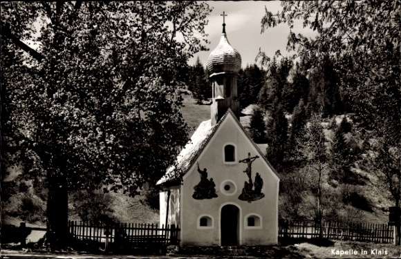 Ak Klais Krün Oberbayern, Kapelle in  Baum, Zaun, Schwarz-Weiß-Foto