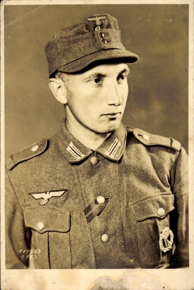Photo Postcard German Wehrmacht, mountain troops in uniform, badge