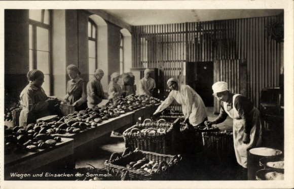 Photo Postcard Magdeburg on the Elbe, Quaker meal 1920-25, weighing and bagging the collection