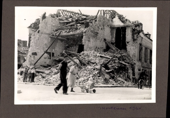 Photo Montereau Seine et Marne, ruins, war destruction 1940, WW2, family with stroller