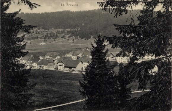 Ak La Brèvine Kanton Neuenburg, Landschaftsblick, Ortschaft, Berge, Nadelbäume, 