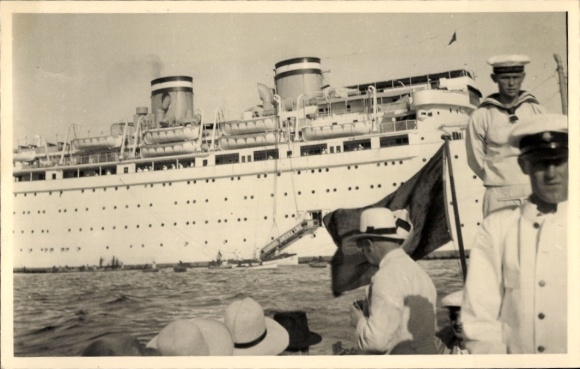 Foto Ak Dampfschiff vor Grenada, Ausbootung, deutsche Seeleute, KdF-Schiff?