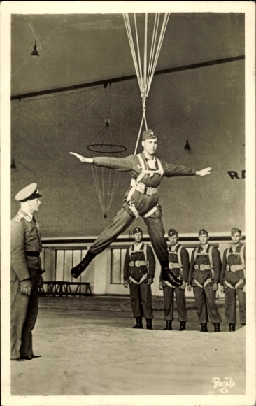 Ak Deutsche Luftwaffe, Fallschirmjäger bei der Ausbildung, Übungsgerät