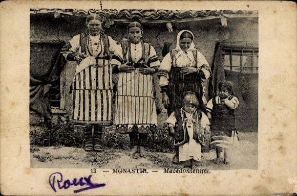 Postcard Bitola Monastir Macedonia, people in Macedonian costumes