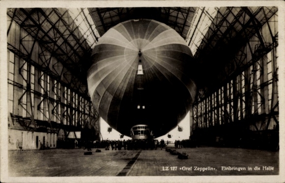 Postcard Friedrichshafen on Lake Constance, airship LZ 127 Graf Zeppelin, bringing into the airship hangar
