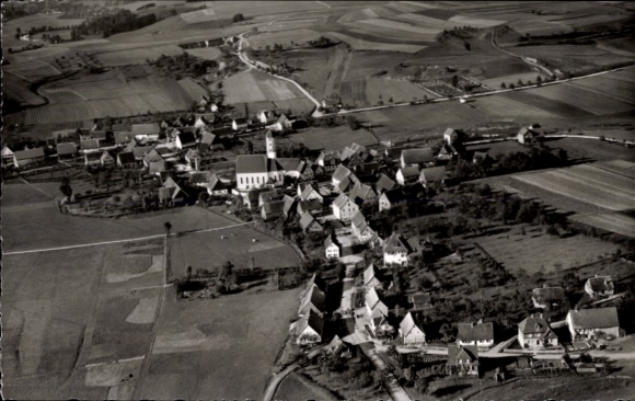 Ak Stimpfach in Württemberg, Luftaufnahme eines kleinen Dorfes mit Kirche und Äckern