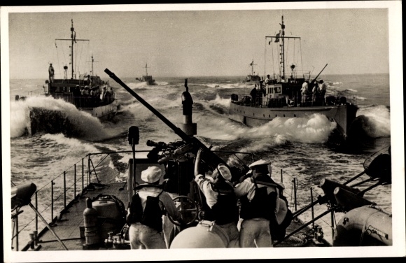 Postcard German warships, Räumboote, Kriegsmarine, sailors at the rear gun