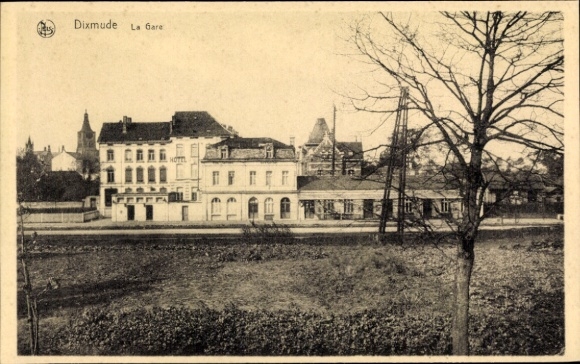 Postcard Diksmuide Dixmude West Flanders, train station with buildings, trees in the foreground