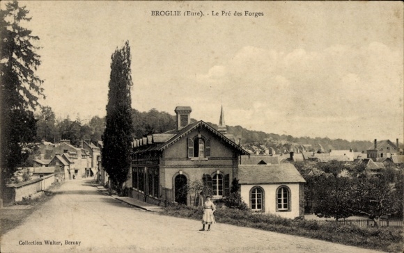 Ak Broglie Eure, huis op de voorgrond, straatbeeld, bomen, landelijke omgeving, huizen