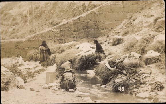 foto Ak La Paz Bolivia, vrouwen die kleren wassen bij de rivier