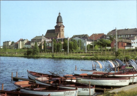 Ak Waren an der Müritz, Kirche, Boote, Ufer, Häuser, Wasser