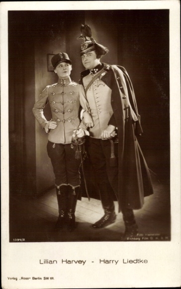 Postcard actors Harry Liedtke and Lilian Harvey in uniform, film scene